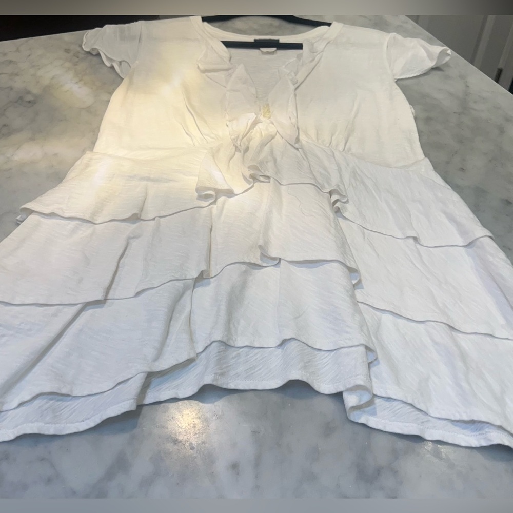 Left of Center White Ruffled Top Size Large